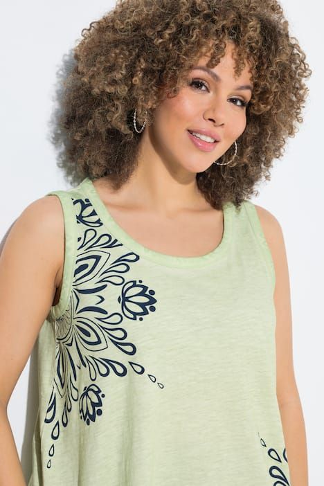 Débardeur long, motif mandalas. Encolure ronde, bretelles larges. Coupe évasée