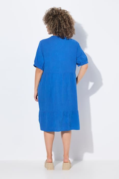 Robe en mousseline. Col tunisien et manches courtes. Coupe évasée