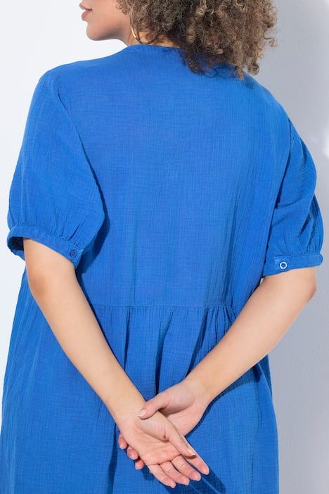 Robe en mousseline. Col tunisien et manches courtes. Coupe évasée