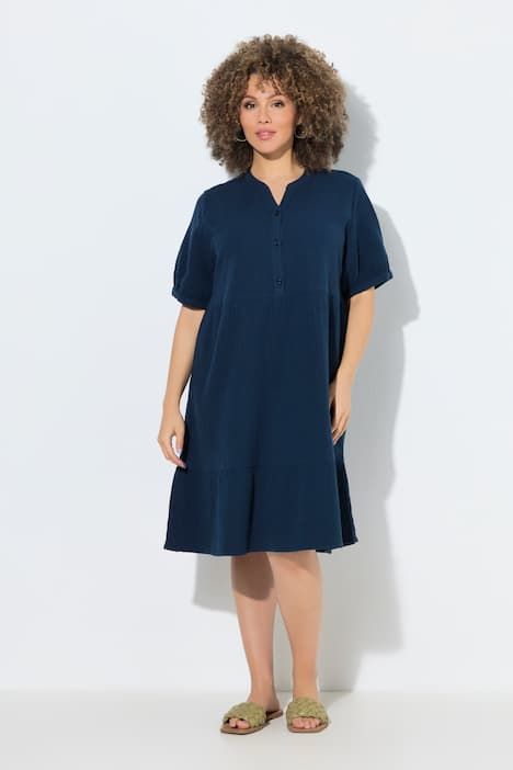 Robe en mousseline. Col tunisien et manches courtes. Coupe évasée