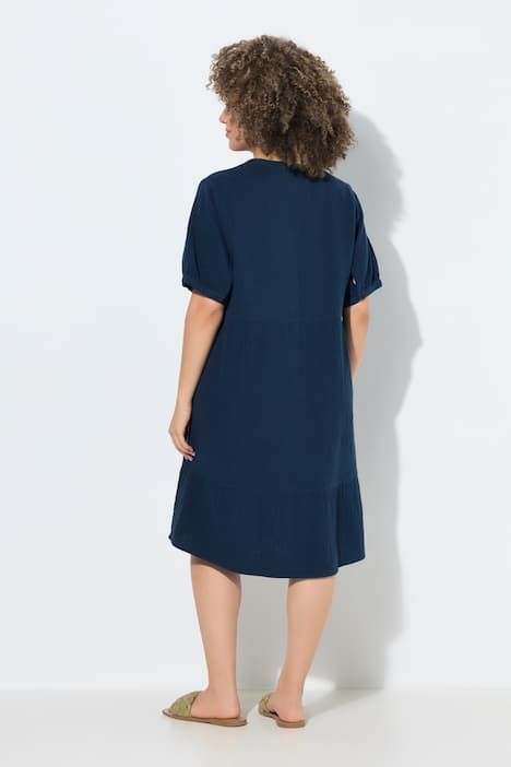 Robe en mousseline. Col tunisien et manches courtes. Coupe évasée