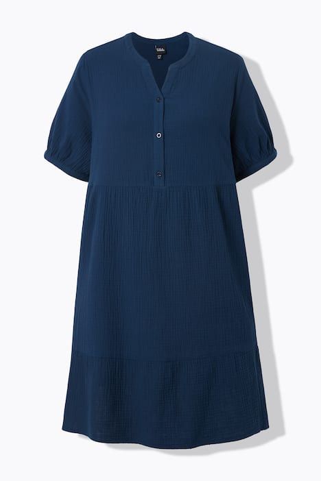 Robe en mousseline. Col tunisien et manches courtes. Coupe évasée