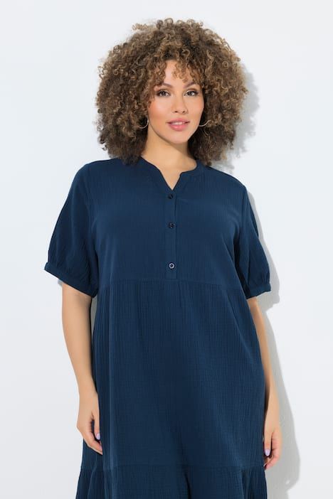 Robe en mousseline. Col tunisien et manches courtes. Coupe évasée