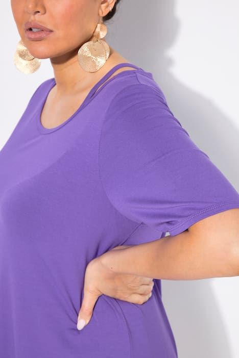 T-shirt à découpes. Encolure ronde et manches courtes. Coupe Classic