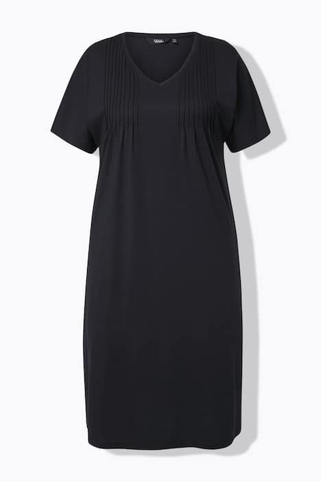 Robe en jersey à plis fantaisie. Col V et manches courtes. Coupe évasée