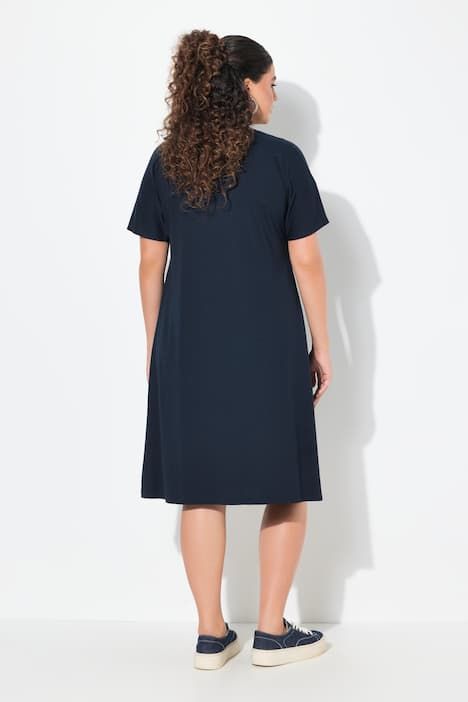 Robe en jersey à plis fantaisie. Col V et manches courtes. Coupe évasée