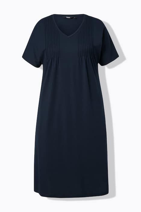 Robe en jersey à plis fantaisie. Col V et manches courtes. Coupe évasée