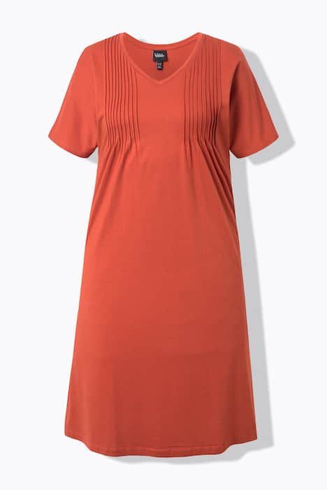 Robe en jersey à plis fantaisie. Col V et manches courtes. Coupe évasée