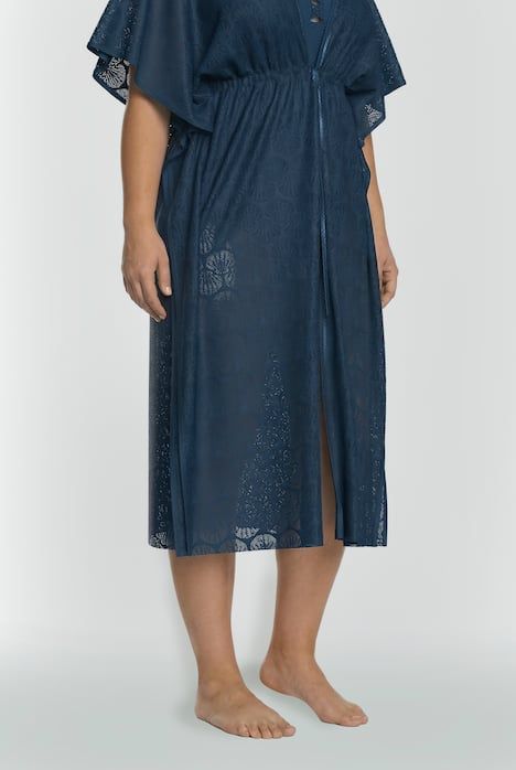 Caftan motif coquillages, décolleté en V et cordon en satin