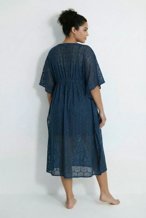 Caftan motif coquillages, décolleté en V et cordon en satin