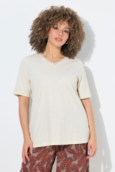 T-shirt avec broderie, décolleté en V et manches courtes, coupe Classic Fit