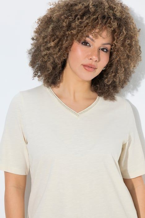 T-shirt avec broderie, décolleté en V et manches courtes, coupe Classic Fit