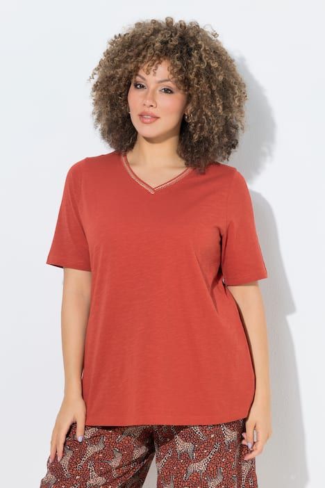 T-shirt avec broderie, décolleté en V et manches courtes, coupe Classic Fit