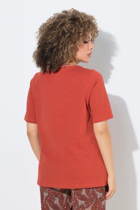 T-shirt avec broderie, décolleté en V et manches courtes, coupe Classic Fit