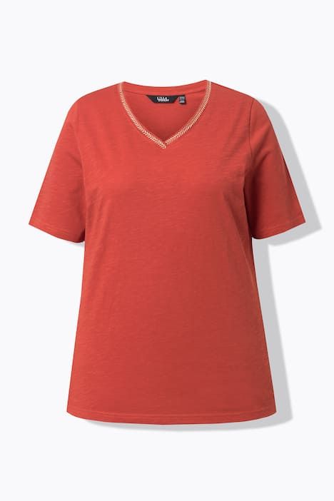 T-shirt avec broderie, décolleté en V et manches courtes, coupe Classic Fit