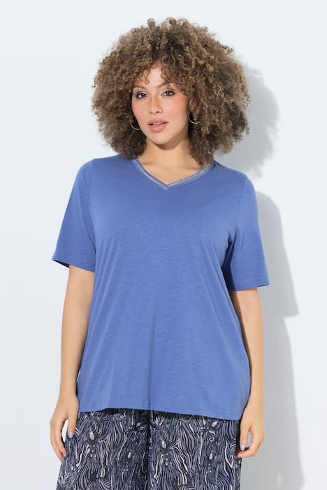 T-shirt avec broderie, décolleté en V et manches courtes, coupe Classic Fit