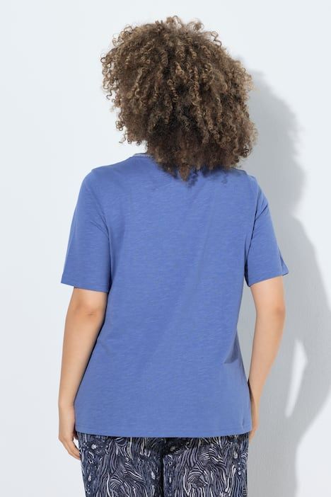 T-shirt avec broderie, décolleté en V et manches courtes, coupe Classic Fit