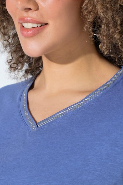 T-shirt avec broderie, décolleté en V et manches courtes, coupe Classic Fit