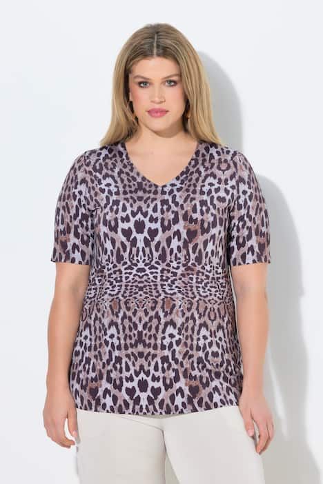T-shirt au tombé fluide, motif léopard, manches courtes et décolleté en V, coupe Classic Fit