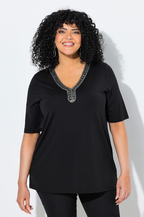 T-shirt manches courtes, coupe évasée, décolleté en V avec bordure raffinée