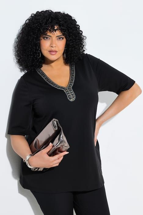 T-shirt manches courtes, coupe évasée, décolleté en V avec bordure raffinée