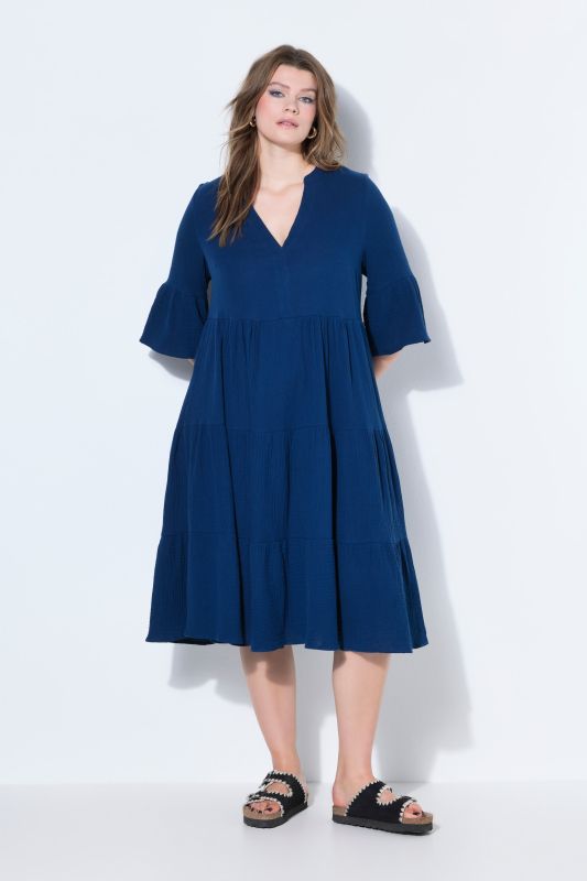 Robe maxi en mousseline, à col montant, manches 3/4 et volants. Coupe trapèze