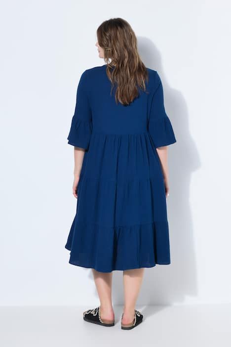 Robe maxi en mousseline, à col montant, manches 3/4 et volants. Coupe trapèze