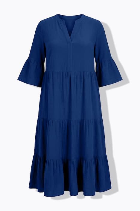 Robe maxi en mousseline, à col montant, manches 3/4 et volants. Coupe trapèze