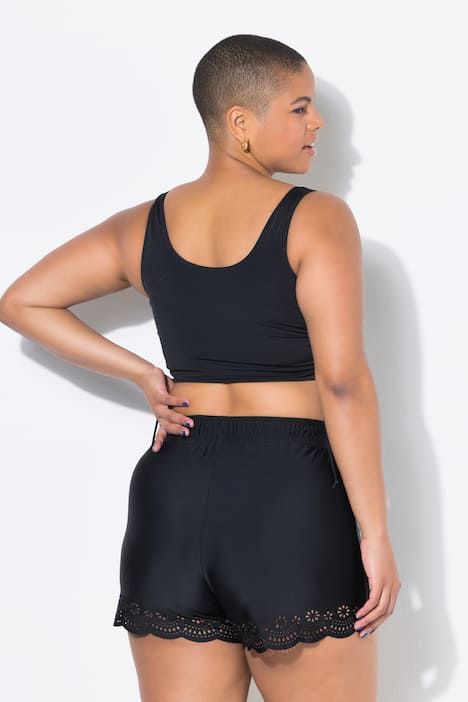 Short de bain à taille élastique. Jambe large et découpes au laser