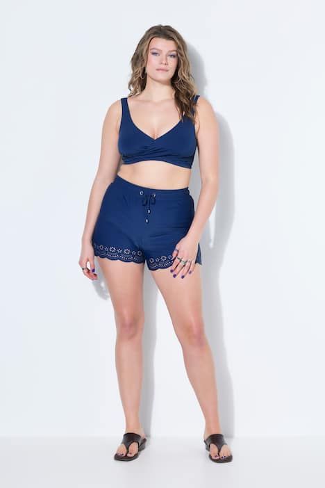 Short de bain à taille élastique. Jambe large et découpes au laser