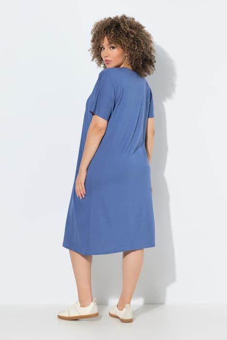 Robe en jersey à plis fantaisie. Col V et manches courtes. Coupe évasée