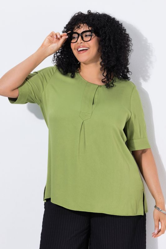 Blouse à empiècement matelassé. Manches courtes et coupé évasée