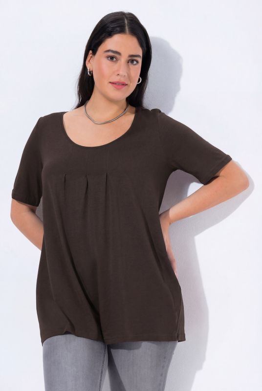 T-shirt en modal. Plis fantaisie, col rond et manches courtes. Coupe évasée