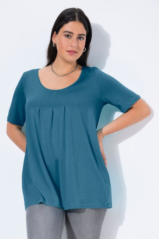 T-shirt en modal. Plis fantaisie, col rond et manches courtes. Coupe évasée