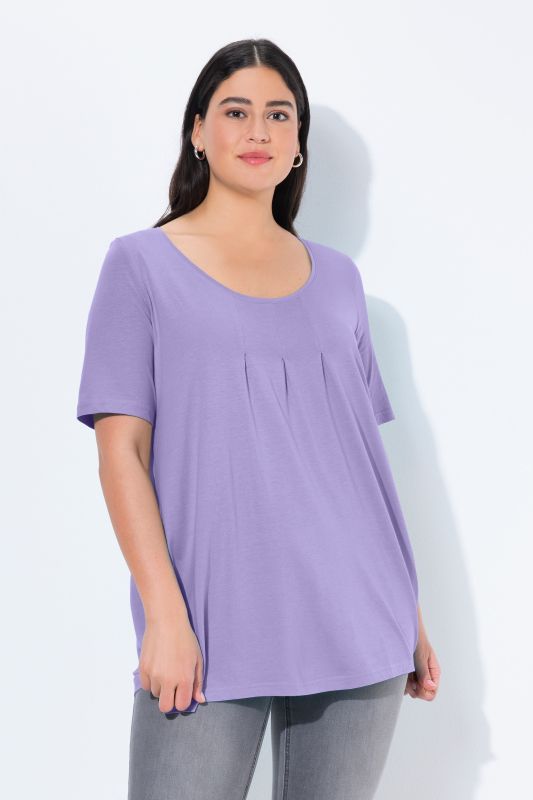 T-shirt en modal. Plis fantaisie, col rond et manches courtes. Coupe évasée