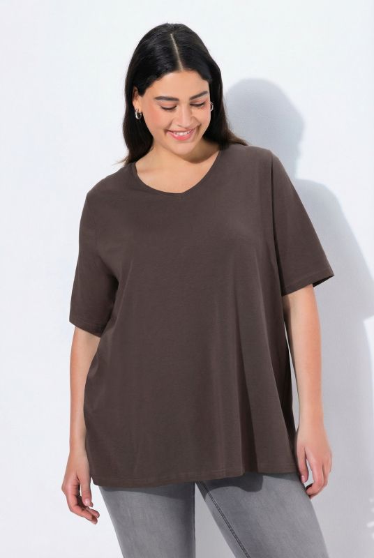 T-shirt à coupe évasée. Décolleté en V et manches courtes