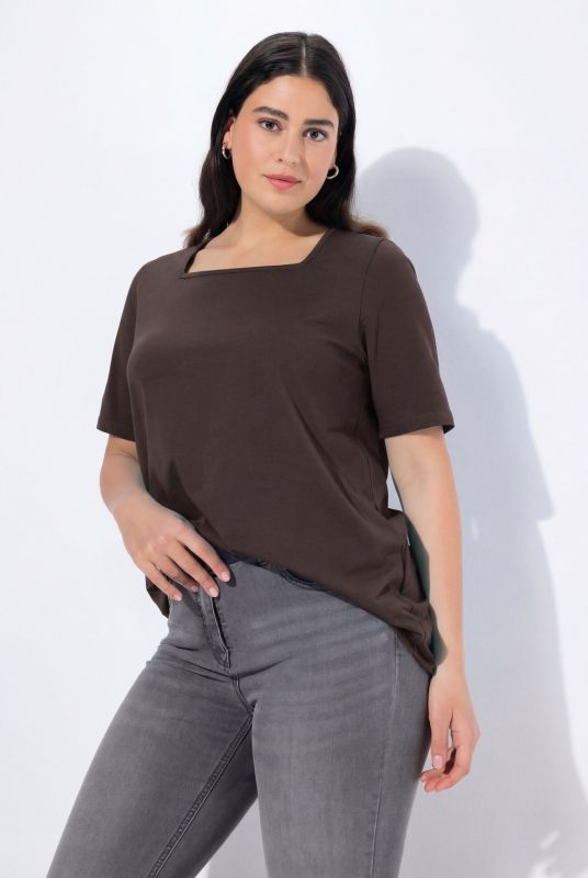 T-shirt à manches courtes et col carré. Coupe évasée