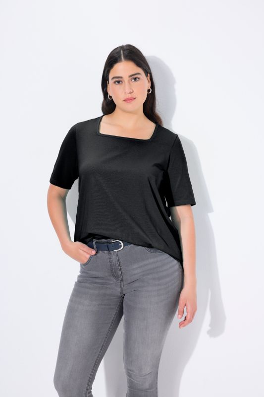 T-shirt à manches courtes et col carré. Coupe évasée