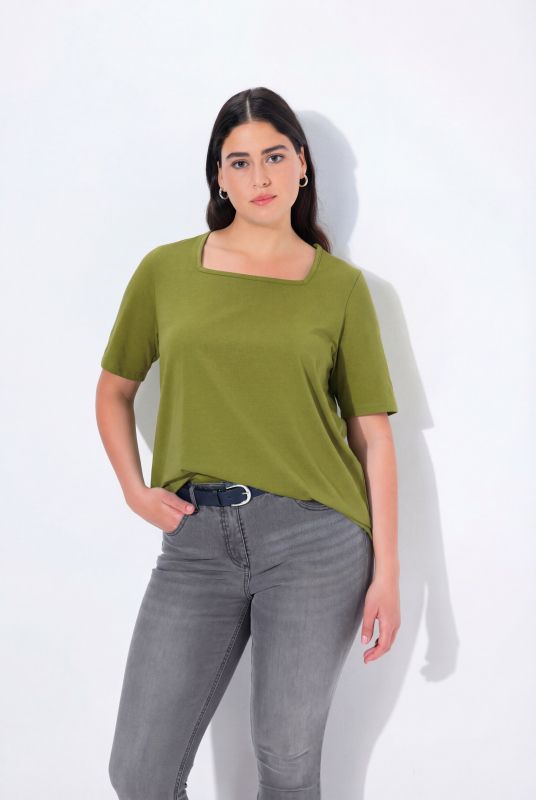 T-shirt à manches courtes et col carré. Coupe évasée