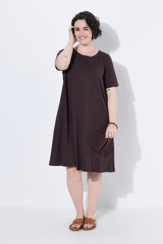 Robe en jersey avec poches, coupe évasée, col rond et manches courtes