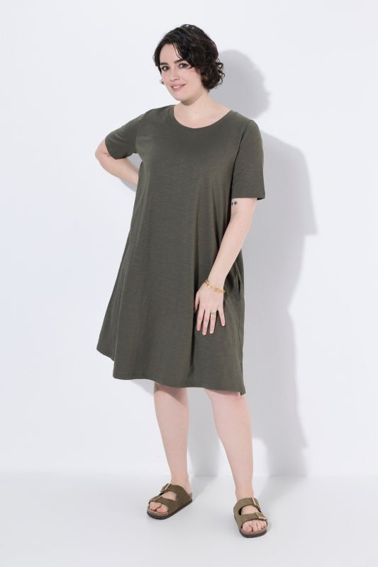 Robe en jersey avec poches, coupe évasée, col rond et manches courtes