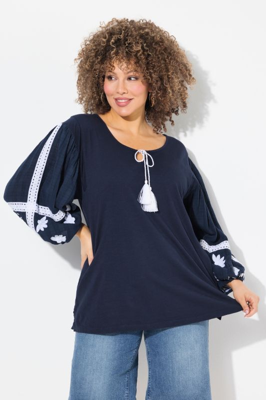 Blouse brodée. Col tunisien et manches longues