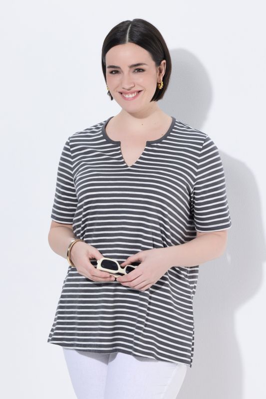 T-shirt long à rayures. Manches courtes et décolleté rond. Coupe évasée