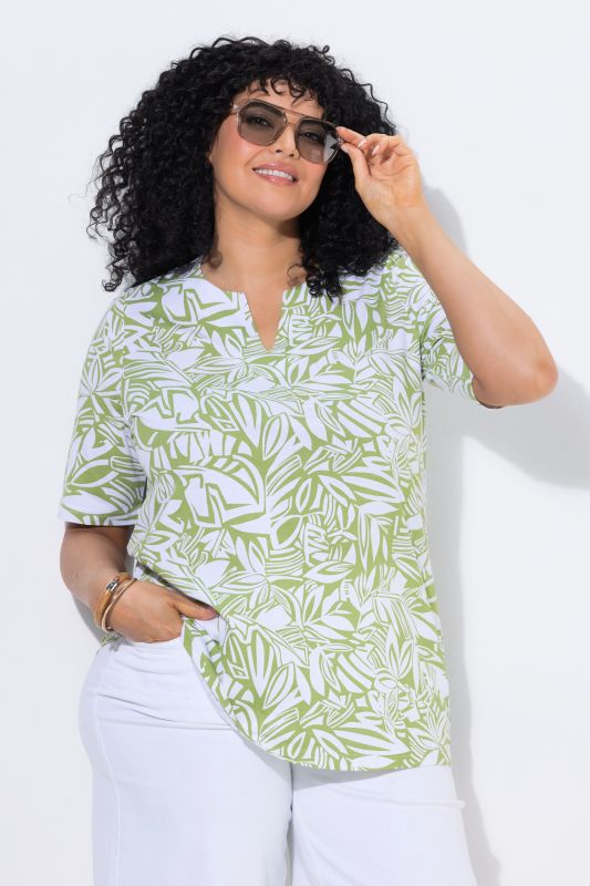 T-shirt, motif feuilles. Manches courtes et col tunisien. Coupe évasée