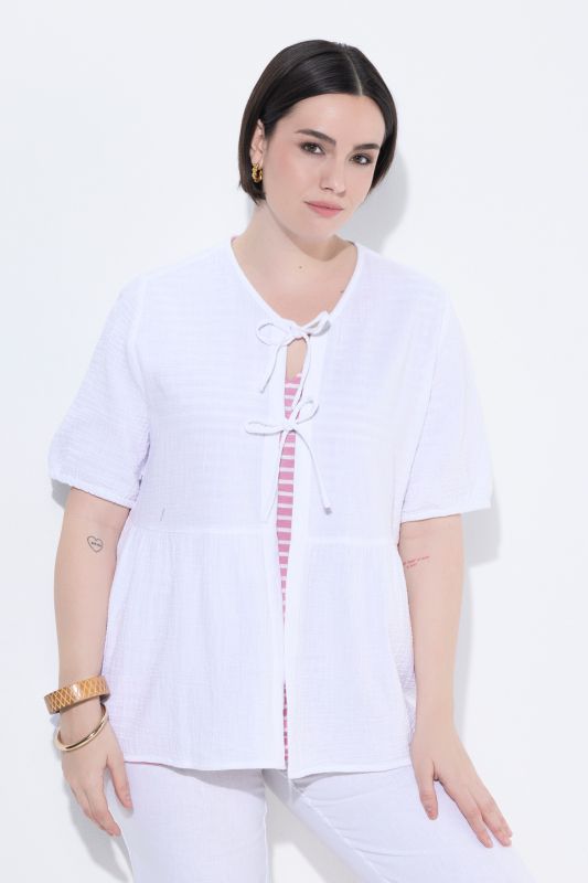 Blouse en mousseline, décolleté en V et manches courtes, rubans en guise de fermeture