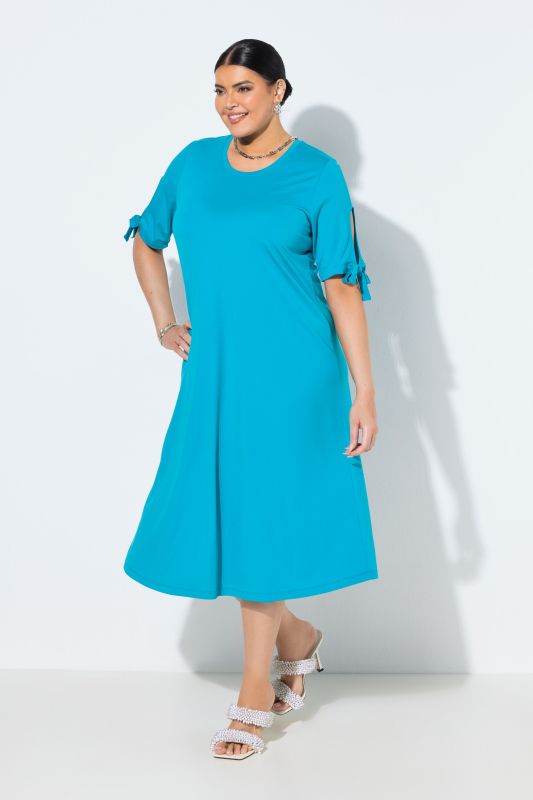 Robe longueur midi, décolleté rond et manches courtes fendues, coupe évasée