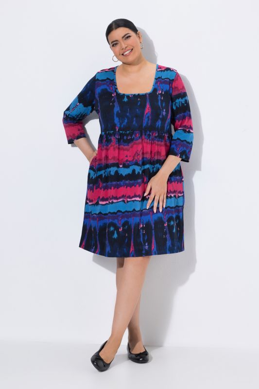 Robe en jersey motif batik, décolleté carré et manches 3/4, coupe évasée