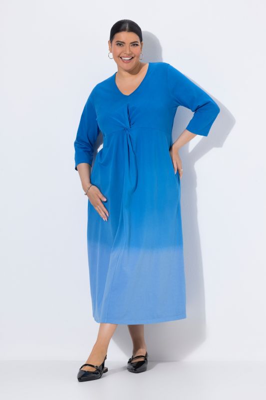 Robe en jersey motif batik, décolleté en V et manches 3/4, coupe évasée