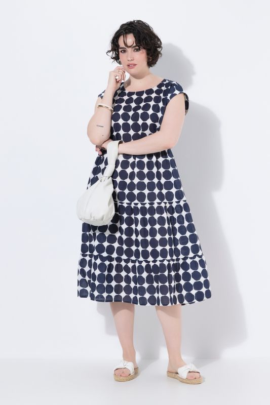 Robe midi à pois, décolleté rond et manches courtes, coupe évasée