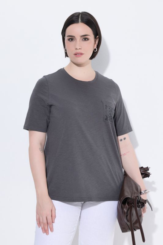 T-shirt décolleté rond et manches courtes, poche poitrine avec petites pierres fantaisie